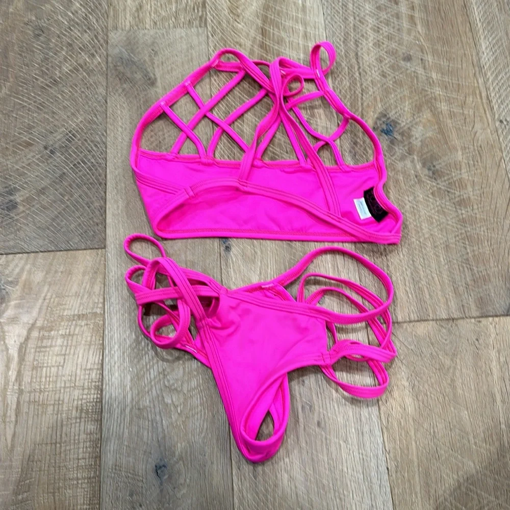 Bikini - Picture 2 of 2